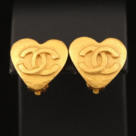 CHANEL Jewelry - ✧ CHANEL • Heart logo clip earrings (vintage)